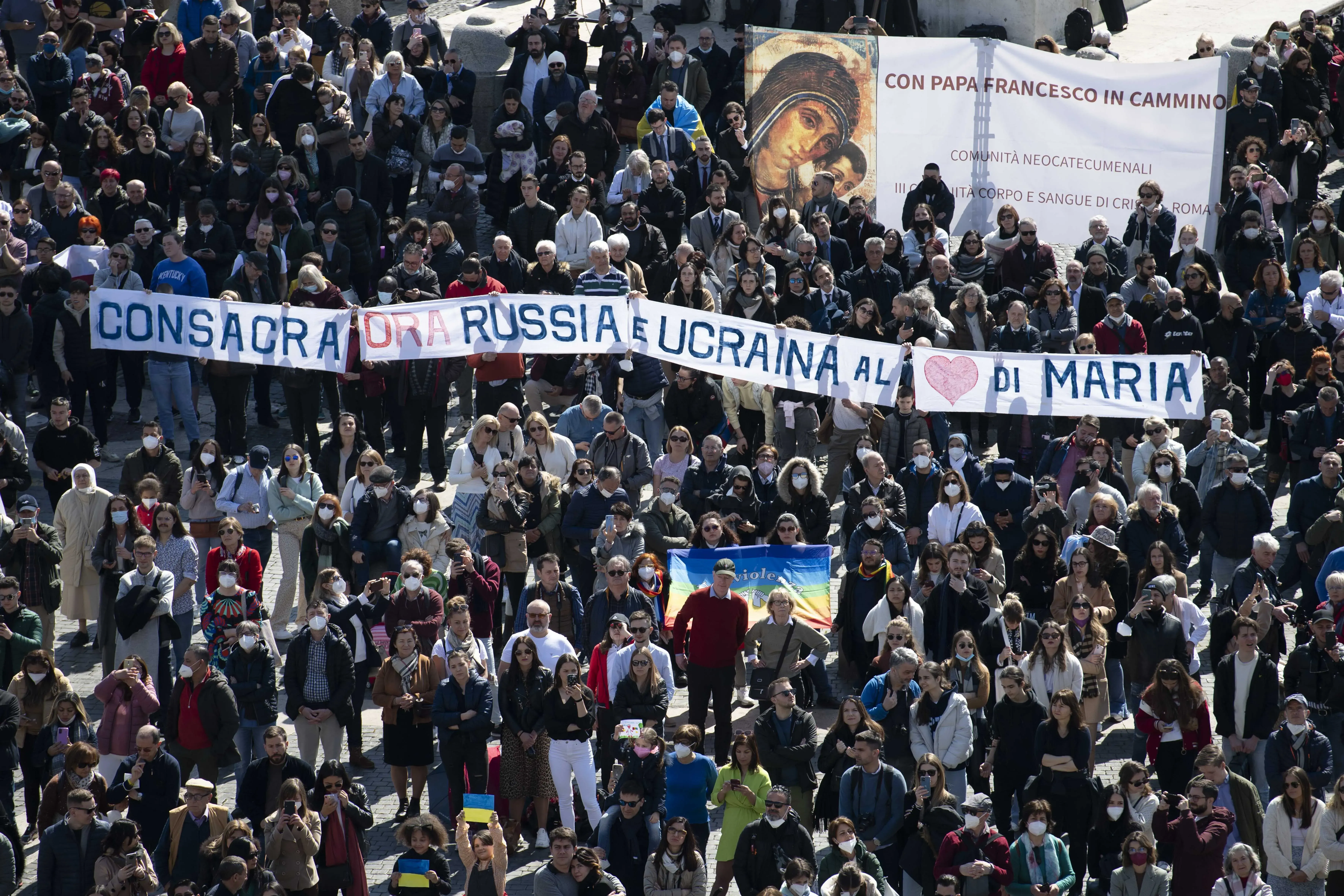 Une bannière appelant à la consécration de la Russie est affichée pendant l'Angélus du pape François sur la place Saint-Pierre, le 13 mars 2022. Vatican Media