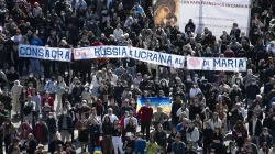Une bannière appelant à la consécration de la Russie est affichée pendant l'Angélus du pape François sur la place Saint-Pierre, le 13 mars 2022. Vatican Media / 