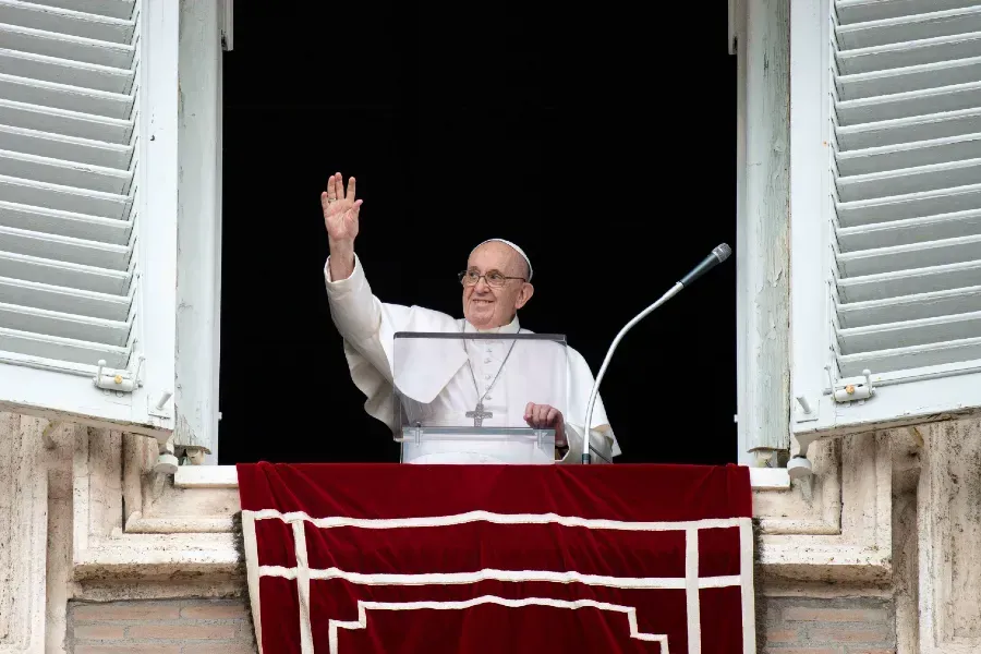 Le Pape François salue les pèlerins pendant l'Angelus le 25 juillet 2021. Vatican Media/CNA