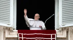 Le Pape François salue les pèlerins pendant l'Angelus le 25 juillet 2021. Vatican Media/CNA / 