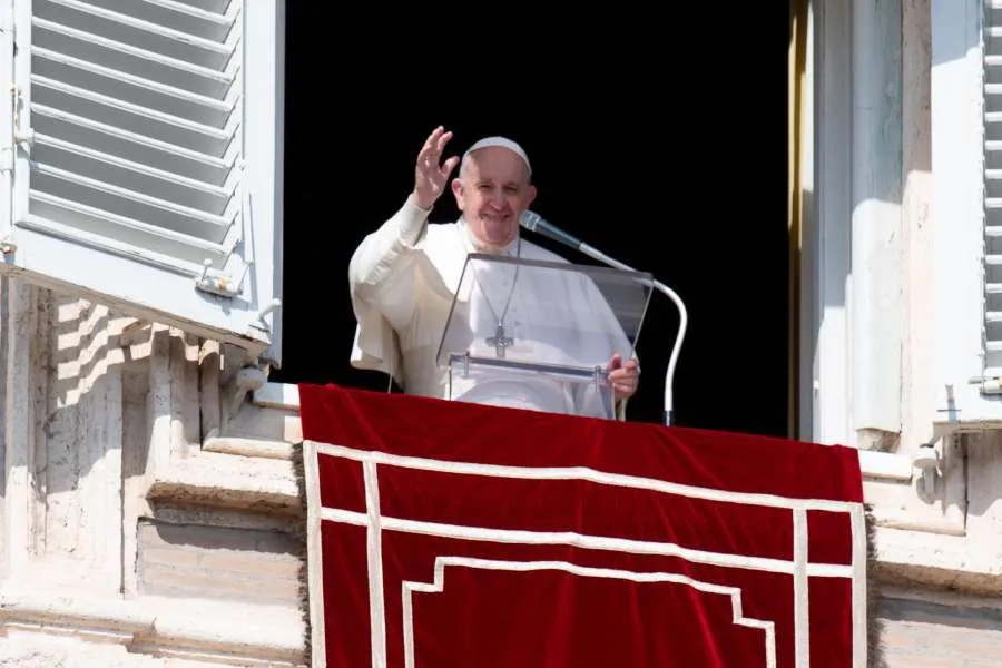 Le pape François salue les pèlerins lors de son discours à l'Angélus le 21 février 2021. Vatican Media/CNA.