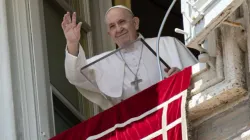 Le Pape François lors de son discours de l'Angélus de sa fenêtre donnant sur la place Saint-Pierre. / Vatican Media.