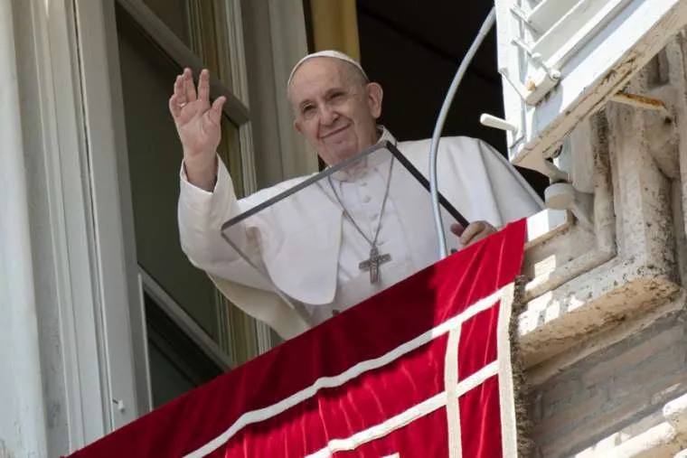 Le Pape François salue de sa fenêtre donnant sur la place Saint-Pierre lors de l'Angélus. / Vatican Media.