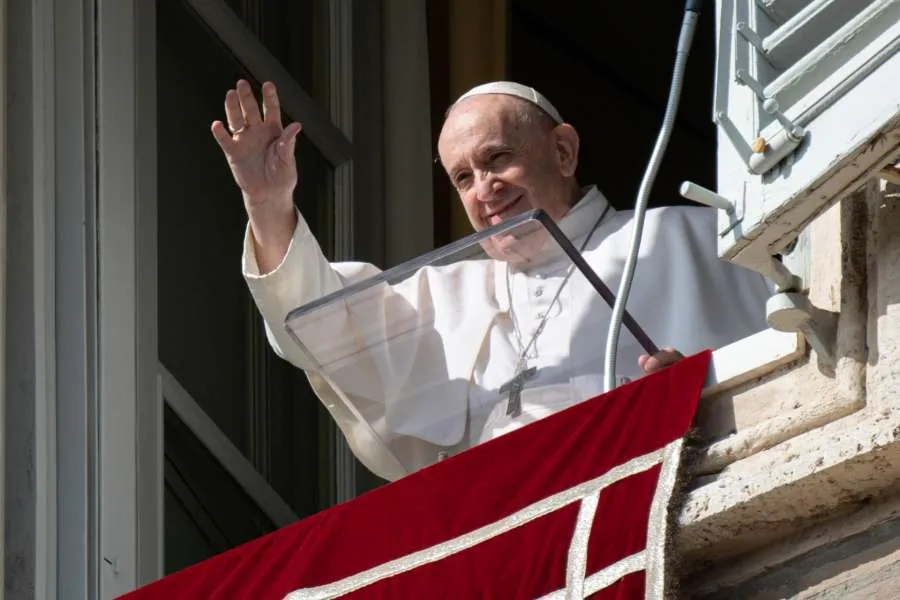 Le pape François salue les pèlerins sur la place Saint-Pierre à l'Angélus le 26 octobre 2020. Vatican Media/CNA.