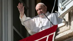 Le pape François salue les pèlerins sur la place Saint-Pierre à l'Angélus le 26 octobre 2020. / Vatican Media/CNA.