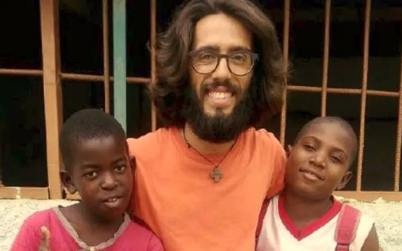 Jorge Fernandes, originaire du Portugal, avec des enfants des rues auxquels il a enseigné en Angola. Crédit : Agenzia Info Salesiana (ANS)