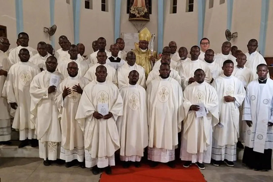 Mgr Belmiro Cuica Chissengueti avec des membres du clergé du diocèse de Cabinda. Crédit : Radio Ecclesia Angola