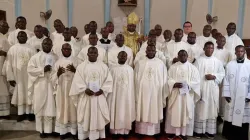 Mgr Belmiro Cuica Chissengueti avec des membres du clergé du diocèse de Cabinda. Crédit : Radio Ecclesia Angola / 