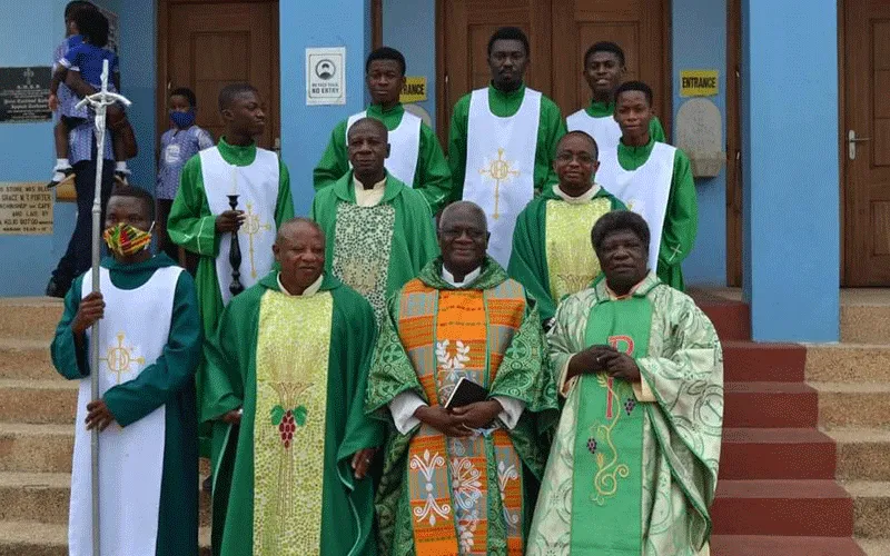 Le père John Baptiste Attakruh (deuxième à partir de la droite), nouvellement nommé administrateur apostolique du diocèse de Sekondi-Takoradi au Ghana après la messe à la cathédrale de l'Étoile de la mer, à Takoradi. Diocèse de Sekondi-Takoradi