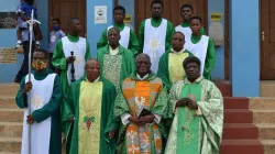 Le père John Baptiste Attakruh (deuxième à partir de la droite), nouvellement nommé administrateur apostolique du diocèse de Sekondi-Takoradi au Ghana après la messe à la cathédrale de l'Étoile de la mer, à Takoradi. / Diocèse de Sekondi-Takoradi