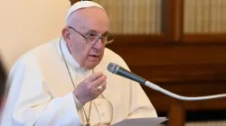 Le pape François s'exprime depuis le Palais apostolique lors de l'audience générale diffusée en direct le 14 avril 2021 / Vatican Media/CNA / 