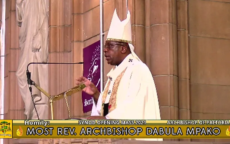 Mgr Dabula Mpako, archevêque de l'archidiocèse de Pretoria en Afrique du Sud, pendant la messe de lancement du synode diocésain le 21 février 2021. Archidiocèse de Pretoria/ Facebook