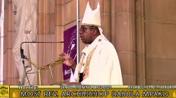 Mgr Dabula Mpako, archevêque de l'archidiocèse de Pretoria en Afrique du Sud, pendant la messe de lancement du synode diocésain le 21 février 2021. / Archidiocèse de Pretoria/ Facebook
