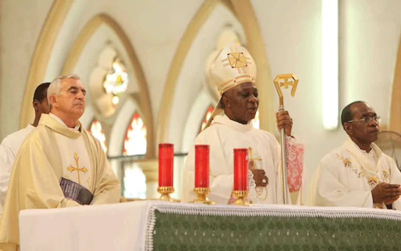 Mgr Alfred Adewale Martins, archevêque de Lagos, pendant la messe à la cathédrale Sainte-Croix. Domaine public