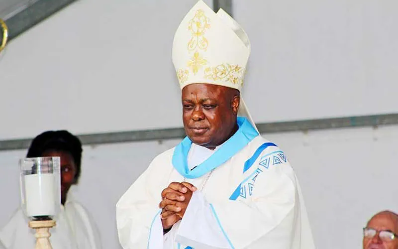 Mgr Abel Gabuza, archevêque coadjuteur de Durban, qui lutte actuellement contre le COVID-19 en soins intensifs de l'hôpital. Domaine public