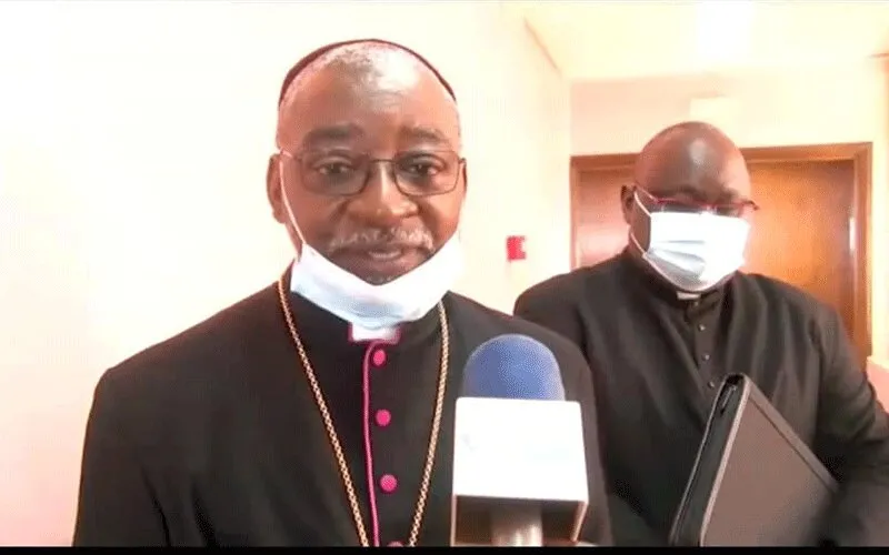 Mgr Jean Patrick Iba-Ba de l'archidiocèse de Libreville au Gabon lors d'un entretien avec les journalistes peu après sa rencontre avec le ministre de l'intérieur du Gabon. Domaine public