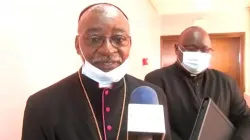 Mgr Jean Patrick Iba-Ba de l'archidiocèse de Libreville au Gabon lors d'un entretien avec les journalistes peu après sa rencontre avec le ministre de l'intérieur du Gabon. / Domaine public