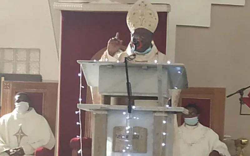 Mgr Ignatius Ayau Kaigama, archevêque de l'archidiocèse d'Abuja au Nigeria, pendant la messe à la pro-cathédrale Notre-Dame Reine du Nigeria, vendredi 1er janvier 2021 à Abuja. Page Facebook de l'archidiocèse d'Abuja.