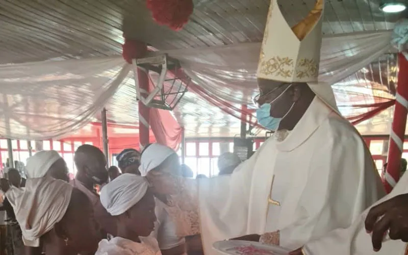 Mgr Ignatius Kaigama administrant le sacrement du Baptême pendant la messe du dimanche 10 janvier. Archidiocèse d'Abuja