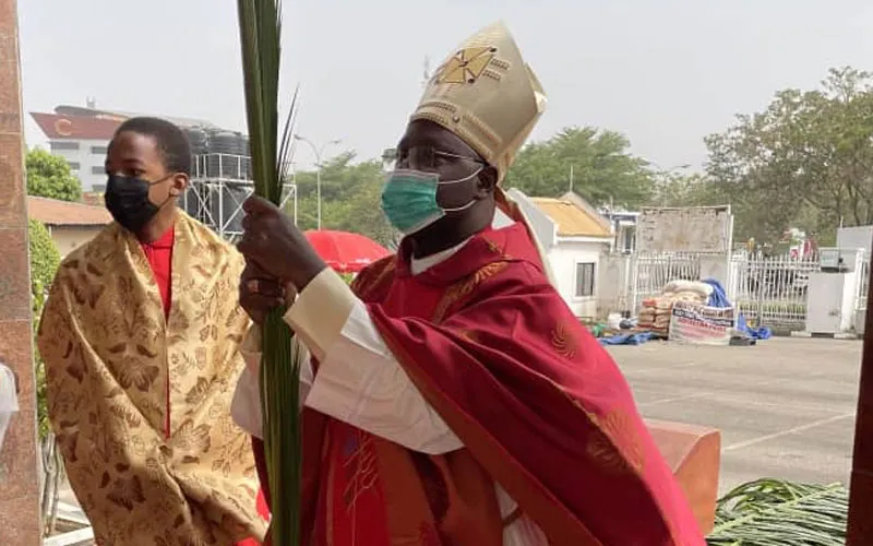 Mgr Ignatius Ayau Kaigama, archevêque de l'archidiocèse d'Abuja au Nigeria, au début de la messe du dimanche des Rameaux à l'église Holy Trinity de Maitama. Mgr Ignatius A. Kaigama Facebok