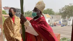 Mgr Ignatius Ayau Kaigama, archevêque de l'archidiocèse d'Abuja au Nigeria, au début de la messe du dimanche des Rameaux à l'église Holy Trinity de Maitama. / Mgr Ignatius A. Kaigama Facebok