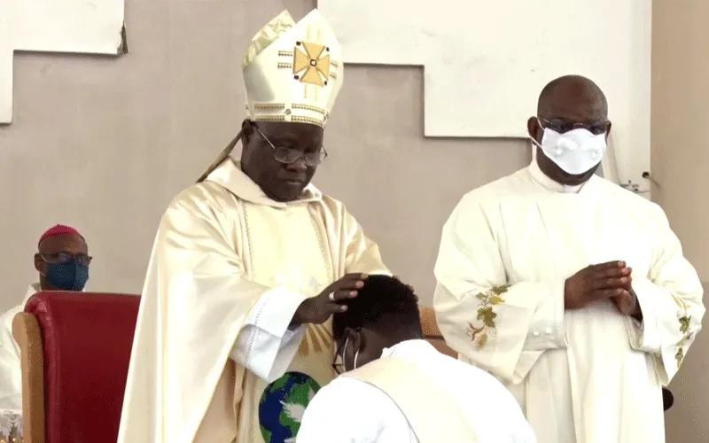 Mgr Ignatius Ayau Kaigama impose les mains à l'un des diacres ordonnés prêtres le 15 août dans l'archidiocèse d'Abuja au Nigeria. Archidiocèse d'Abuja