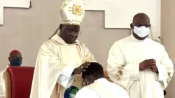 Mgr Ignatius Ayau Kaigama impose les mains à l'un des diacres ordonnés prêtres le 15 août dans l'archidiocèse d'Abuja au Nigeria. / Archidiocèse d'Abuja