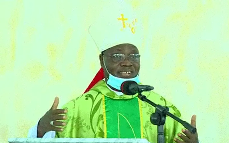 Mgr Ignatius Kaigama lors de la célébration de la Sainte Eucharistie à l'aumônerie de Notre-Dame Reine de la Santé, Centre médical fédéral d'Abuja. Archidiocèse d'Abuja/Page Facebook