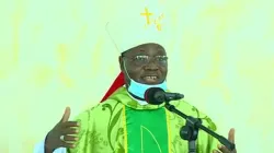 Mgr Ignatius Kaigama lors de la célébration de la Sainte Eucharistie à l'aumônerie de Notre-Dame Reine de la Santé, Centre médical fédéral d'Abuja. / Archidiocèse d'Abuja/Page Facebook