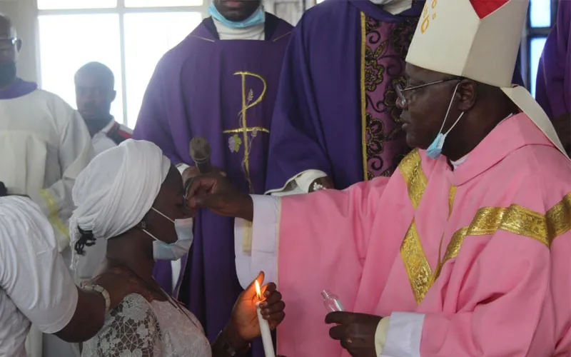 Mgr Ignatius Kaigama administre le sacrement de confirmation à la paroisse St. John Mary Vianney dans son archidiocèse d'Abuja. Page Facebook de l'archidiocèse d'Abuja.