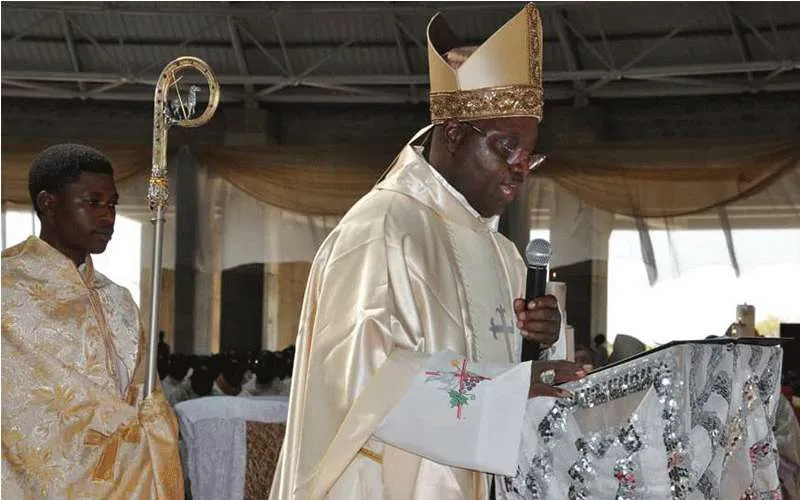 Mgr Igantius Kaigama s'adressant à l'assemblée lors de son installation le 5 décembre à la cathédrale des Douze Apôtres, Abuja. Domaine Public