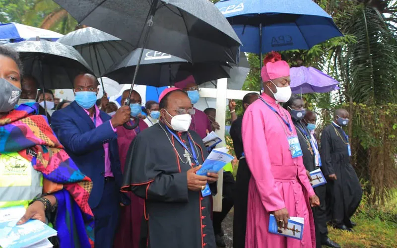 Feu Mgr Cyprian Kizito Lwanga (de face en noir) pendant le Chemin de croix œcuménique à la cathédrale Saint Paul's Church of God, Namirembe, Kampala, Ouganda, le 2 avril 2021.