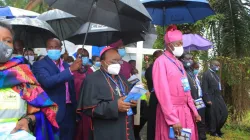 Feu Mgr Cyprian Kizito Lwanga (de face en noir) pendant le Chemin de croix œcuménique à la cathédrale Saint Paul's Church of God, Namirembe, Kampala, Ouganda, le 2 avril 2021. / 