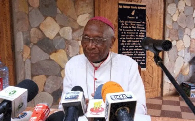Mgr Philippe Fanoko Kossi Kpodzro, archevêque émérite, s'adressant à la presse à Lomé, Togo, mardi 10 décembre 2019 Domaine public