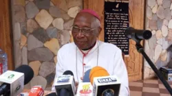Mgr Philippe Fanoko Kossi Kpodzro, archevêque émérite, s'adressant à la presse à Lomé, Togo, mardi 10 décembre 2019 / Domaine public