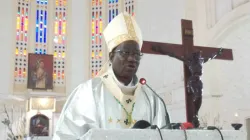 Mgr Vincent Coulibaly, archevêque de l'archidiocèse de Conakry, pendant la messe à la cathédrale Sainte-Marie, le samedi 15 août. / Domaine public