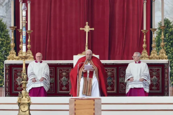 Le pape François prononce l'homélie lors de la messe des funérailles du pape émérite Benoît XVI, place Saint-Pierre, le 5 janvier 2023. | Daniel Ibañez/CNA / 