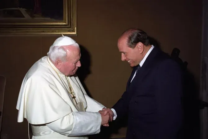 Le Saint Pape Jean-Paul II salue l'ancien Premier ministre italien Silvio Berlusconi. | Vatican Media