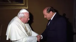 Le Saint Pape Jean-Paul II salue l'ancien Premier ministre italien Silvio Berlusconi. | Vatican Media / 