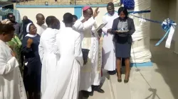 Mgr Emmanuel Badejo bénit les locaux de l'Ave Maria Microfinance Bank dans le diocèse d'Oyo au Nigeria. Crédit : Diocèse d'Oyo / 