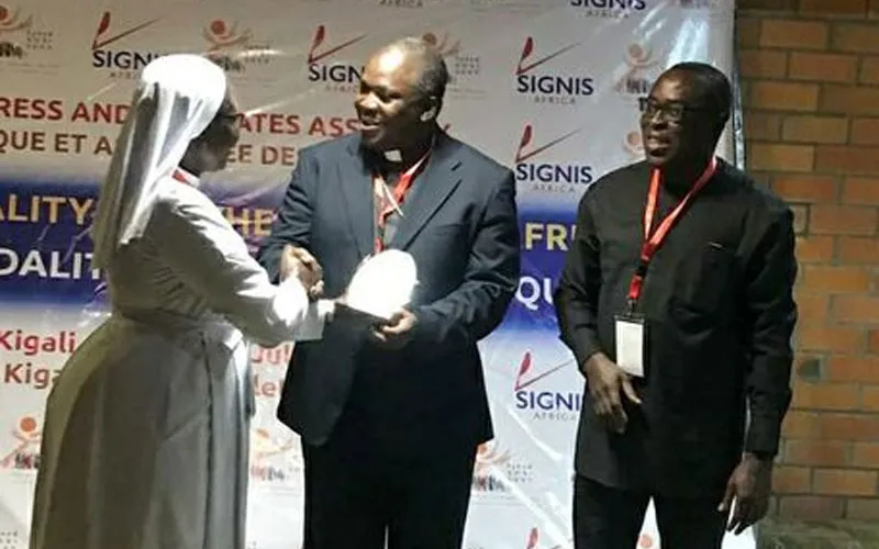 Mgr Emmanuel Adetoyese Badejo a reçu un prix pour son excellente contribution à la communication pastorale en Afrique. Crédit : SIGNIS