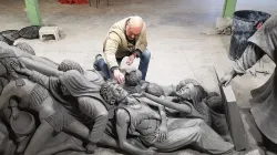 Timothy P. Schmalz avec sa sculpture "Let the Oppressed Go Free". Avec l'aimable autorisation de Timothy P. Schmalz. / 