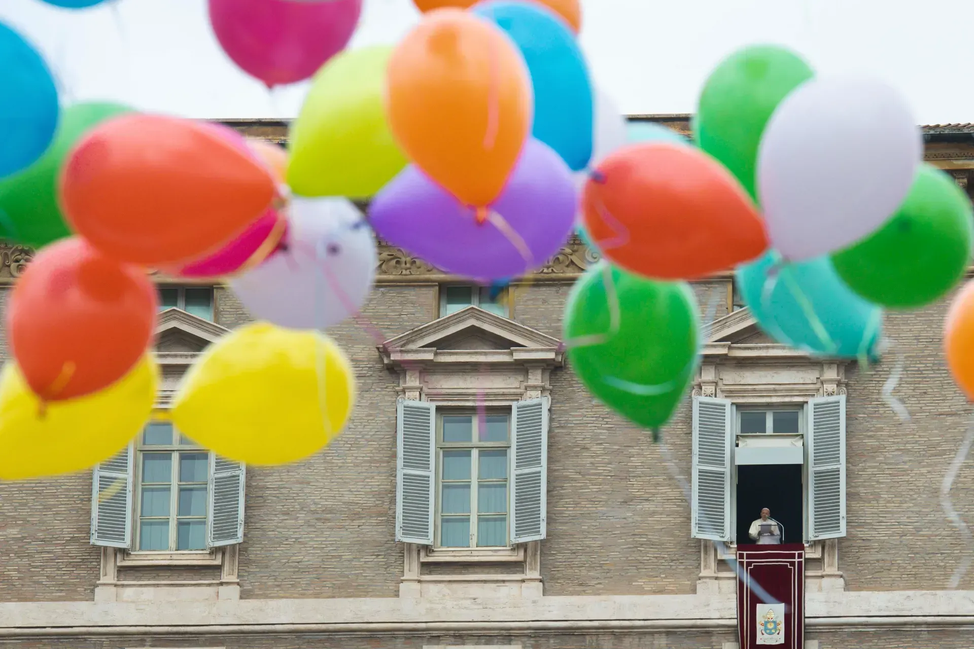 Les enfants participant à une initiative d'Action catholique ont aidé à lâcher des ballons colorés à la fin de l'Angélus, le 30 janvier 2022. Vatican Media