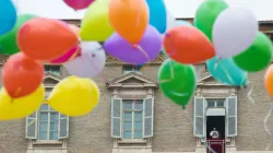 Les enfants participant à une initiative d'Action catholique ont aidé à lâcher des ballons colorés à la fin de l'Angélus, le 30 janvier 2022. Vatican Media / 