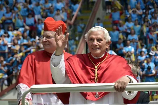 Le pape Benoît XVI à la Rencontre mondiale des familles à Milan avec le cardinal Angelo Scola, le 4 juin 2012. | Crédit : CNA/Rencontre mondiale des familles 2012