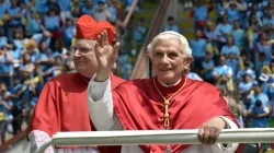 Le pape Benoît XVI à la Rencontre mondiale des familles à Milan avec le cardinal Angelo Scola, le 4 juin 2012. | Crédit : CNA/Rencontre mondiale des familles 2012 / 