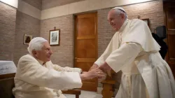 Le pape François salue le pape émérite Benoît XVI au monastère Mater Ecclesiae du Vatican le 28 novembre 2020. / Vatican Media.