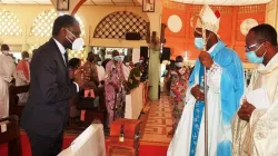 Mgr Roger Houngbédji salue le président du Conseil constitutionnel du Bénin, Joseph Djogbenou, lors de l'office de prière à la cathédrale Notre-Dame de la Miséricorde, dans l'archidiocèse de Cotonou. / 