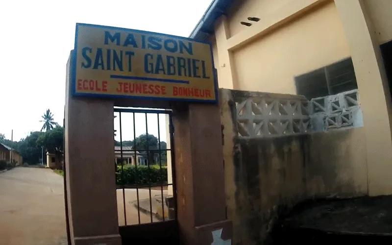 Entrée à de l'École Jeunesse Bonheur, une école catholique de prière et d'évangélisation située dans l'archidiocèse de Cotonou au Bénin. École Jeunesse Bonheur