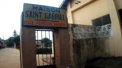 Entrée à de l'École Jeunesse Bonheur, une école catholique de prière et d'évangélisation située dans l'archidiocèse de Cotonou au Bénin. / École Jeunesse Bonheur